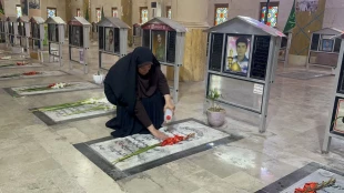غبارروبی گلزار شهدای بوشهر؛ تجدید میثاق دانشگاهیان آموزشکده دختران بوشهر با آرمان‌های شهدا در سالروز آزادسازی خرمشهر 7